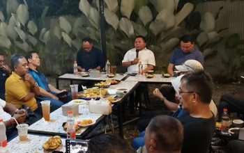 Ket Foto: Bupati Kapuas H. Muhammad Wiyatno didampingi Sekda Kapuas Usis I Sangkai, dan Kepala Dinas Pekerjaan Umum Kapuas Hargatin, Kepala Dinas Perhubungan Kapuas, Teras, saat berbincang santai bersama wartawan dalam kegiatan ngopi bareng di salah satu Cafe di Jalan Jawa, Kuala Kapuas, Senin (4/5/2026) malam.