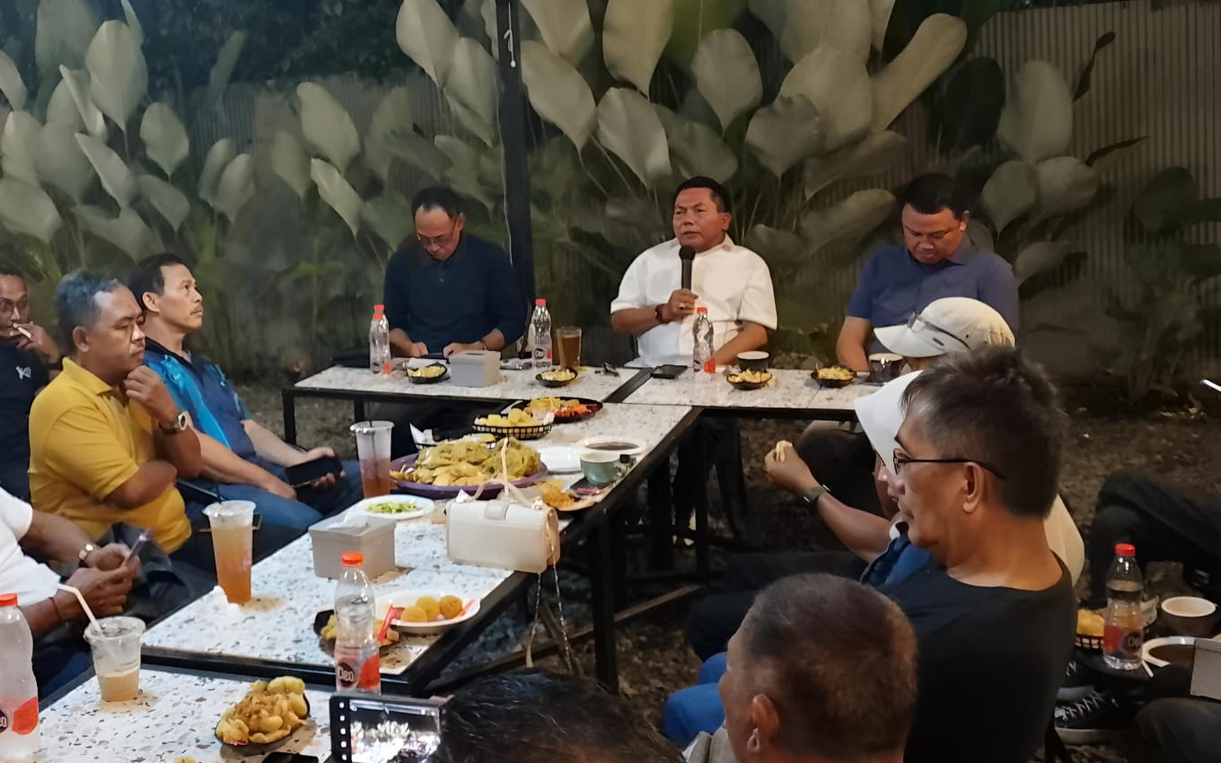 Ket Foto: Bupati Kapuas H. Muhammad Wiyatno didampingi Sekda Kapuas Usis I Sangkai, dan Kepala Dinas Pekerjaan Umum Kapuas Hargatin, Kepala Dinas Perhubungan Kapuas, Teras, saat berbincang santai bersama wartawan dalam kegiatan ngopi bareng di salah satu Cafe di Jalan Jawa, Kuala Kapuas, Senin (4/5/2026) malam.