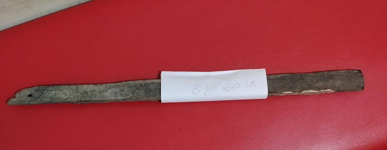 Kayu ulin sepanjang sekitar 60 cm yang dijadikan barang bukti penganiayaan di Tabalong