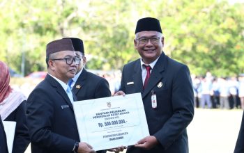 Penyerahan bantuan pendidikan kesetaraan Bapintar Rp500 juta kepada Pemkab Tanah Bumbu oleh Pemprov Kalsel di Banjarbaru