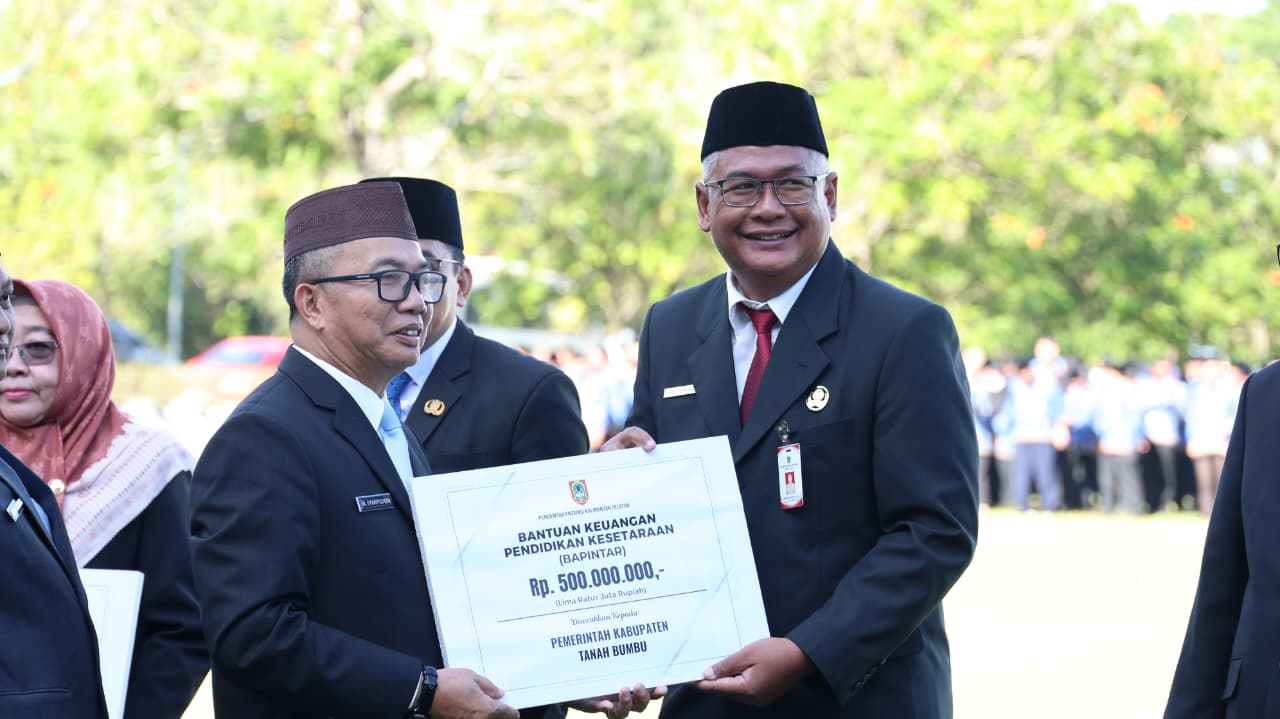 Penyerahan bantuan pendidikan kesetaraan Bapintar Rp500 juta kepada Pemkab Tanah Bumbu oleh Pemprov Kalsel di Banjarbaru