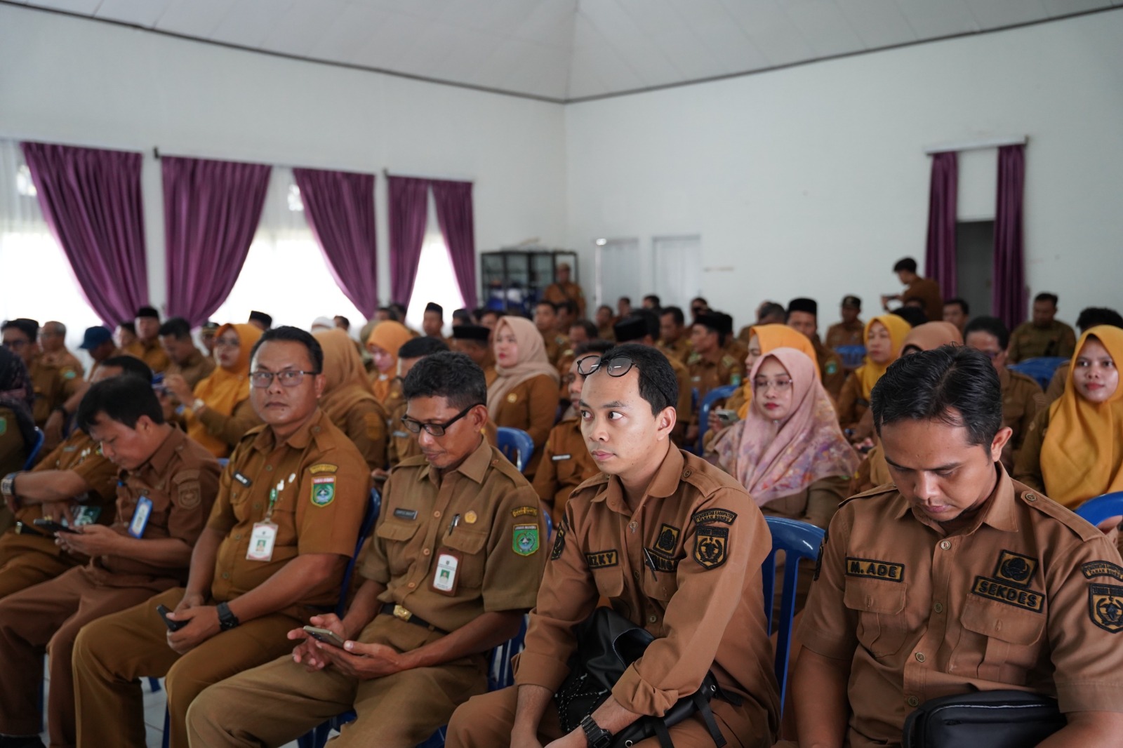 Aparatur desa Tanah Bumbu mengikuti pelatihan pencegahan kekerasan perempuan dan anak di Aula SMKN 1 Simpang Empat.