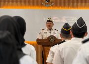 Kakanwil Ditjenpas Kalteng I Putu Murdiana memberikan arahan saat apel pagi di hadapan pegawai di Palangka Raya.