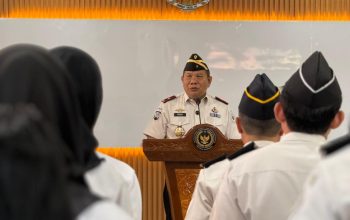 Kakanwil Ditjenpas Kalteng I Putu Murdiana memberikan arahan saat apel pagi di hadapan pegawai di Palangka Raya.