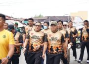 Pangdam XXII Tambun Bungai berjalan bersama TNI dan wartawan saat kegiatan olahraga bersama di Banjarmasin.