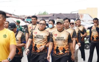 Pangdam XXII Tambun Bungai berjalan bersama TNI dan wartawan saat kegiatan olahraga bersama di Banjarmasin.