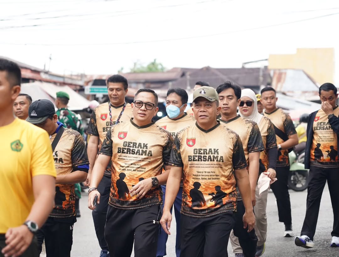 Pangdam XXII Tambun Bungai berjalan bersama TNI dan wartawan saat kegiatan olahraga bersama di Banjarmasin.