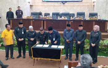Penandatanganan persetujuan DOB Tanah Kambatang Lima oleh DPRD Kalsel dalam rapat paripurna di Banjarmasin.