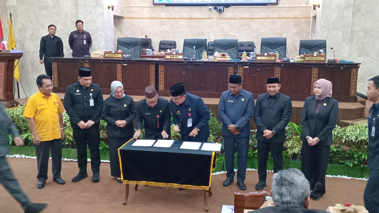 Penandatanganan persetujuan DOB Tanah Kambatang Lima oleh DPRD Kalsel dalam rapat paripurna di Banjarmasin.