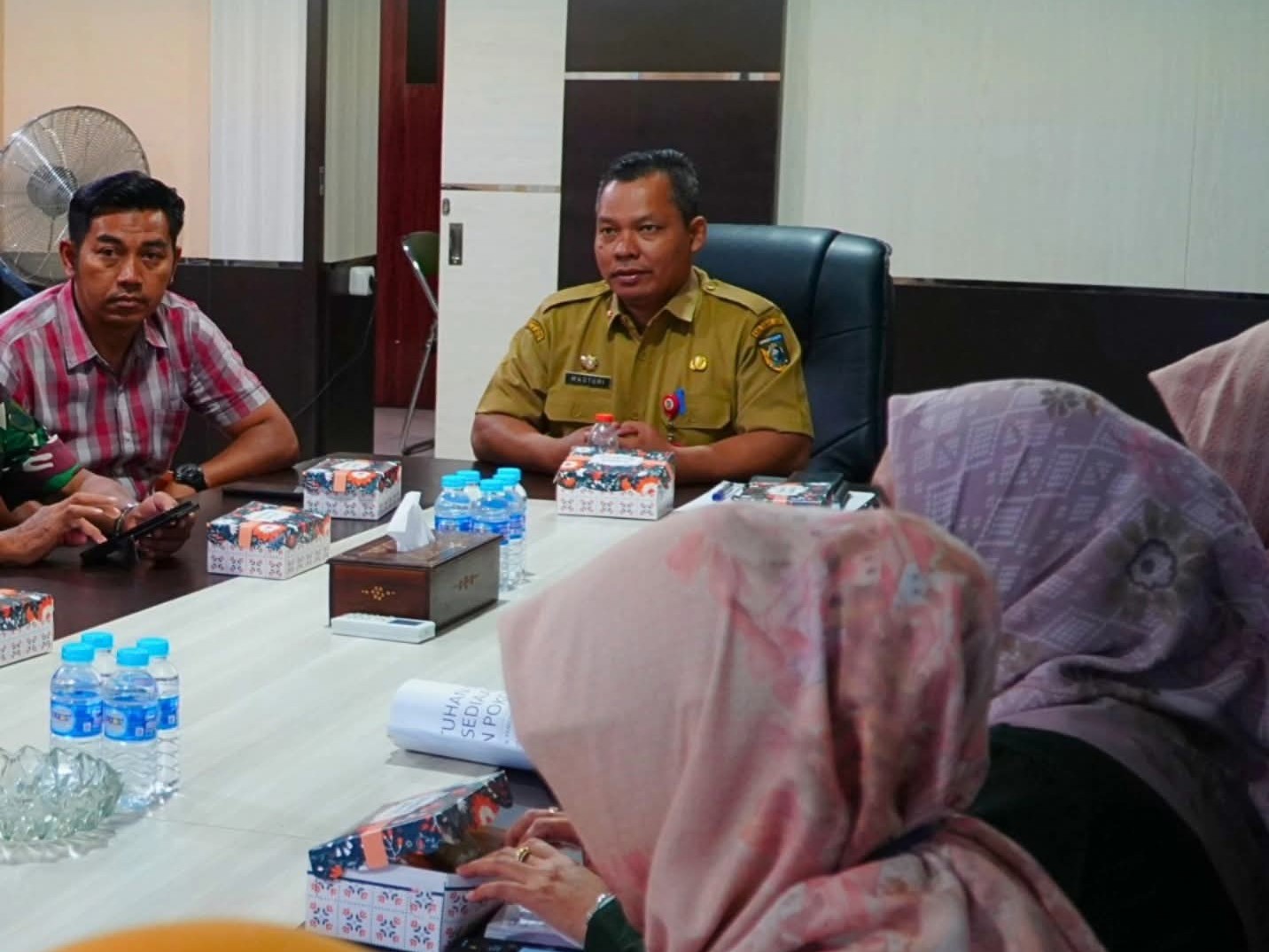 Pejabat Pemkab Tanah Laut mengikuti rakor pengendalian inflasi dan sosialisasi program nasional di ruang rapat Pelaihari.