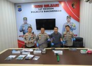 Polresta Banjarmasin menunjukkan barang bukti senjata tajam hasil pengamanan delapan remaja pembawa sajam.