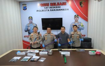 Polresta Banjarmasin menunjukkan barang bukti senjata tajam hasil pengamanan delapan remaja pembawa sajam.