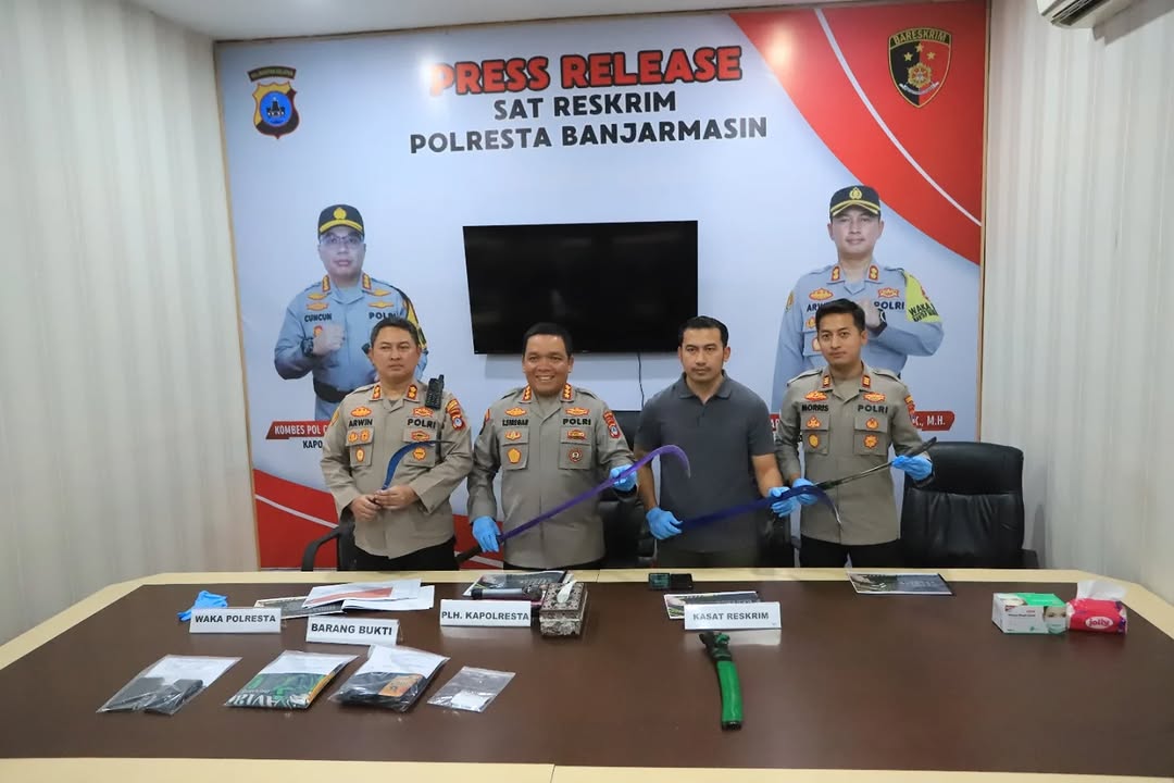 Polresta Banjarmasin menunjukkan barang bukti senjata tajam hasil pengamanan delapan remaja pembawa sajam.