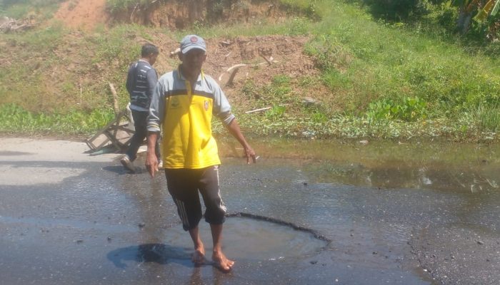 Jalan Rusak di Pal 6 Kotabaru Dikeluhkan Warga, Pengendara Kerap Jadi Korban