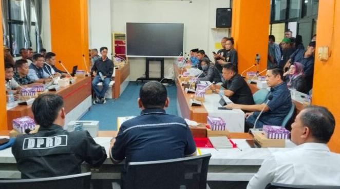 Rapat DPRD Kotabaru bersama Pertamina dan operator speedboat membahas persoalan antrean BBM di Kotabaru.