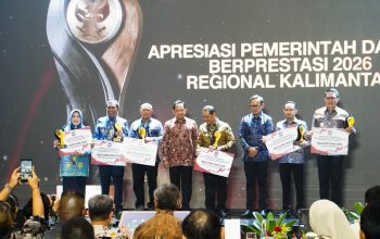 Penyerahan penghargaan Creative Financing Regional Kalimantan kepada Pemerintah Kabupaten Kotabaru dalam ajang Apresiasi Pemerintah Daerah Berprestasi 2026.
