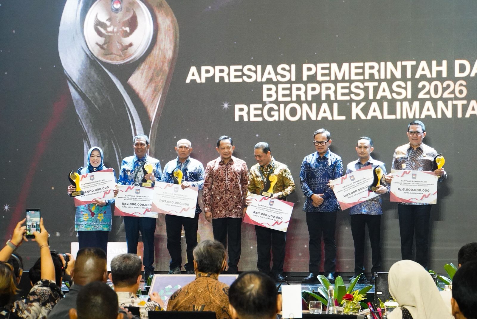 Penyerahan penghargaan Creative Financing Regional Kalimantan kepada Pemerintah Kabupaten Kotabaru dalam ajang Apresiasi Pemerintah Daerah Berprestasi 2026.