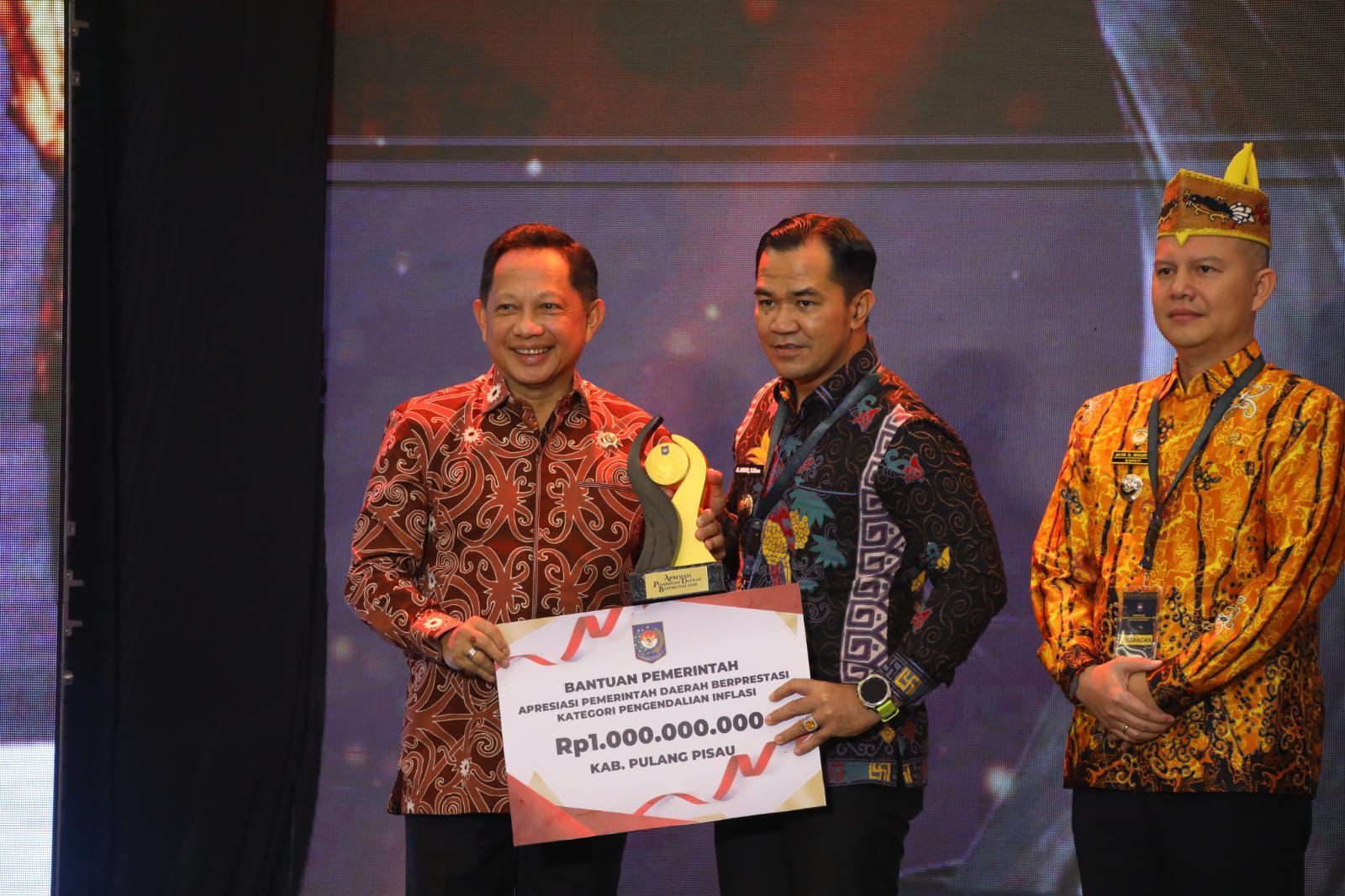 Bupati Pulang Pisau menerima penghargaan nasional pengendalian inflasi daerah dari Menteri Dalam Negeri Tito Karnavian.