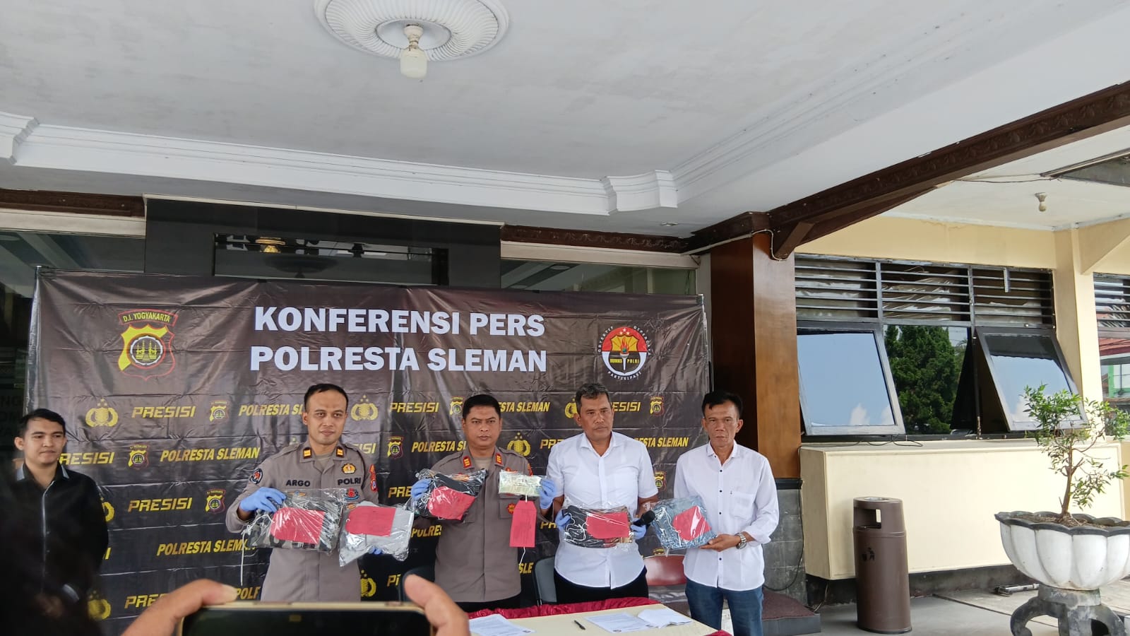 Konferensi pers Polresta Sleman terkait pengungkapan kasus pembacokan mahasiswa asal Jambi di Yogyakarta.