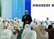 Kepala SDIT As-Salam Pelaihari menyampaikan sambutan di hadapan siswa dan wali murid pada acara Khatmul Qur’an dan Imtihan.
