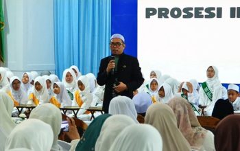Kepala SDIT As-Salam Pelaihari menyampaikan sambutan di hadapan siswa dan wali murid pada acara Khatmul Qur’an dan Imtihan.