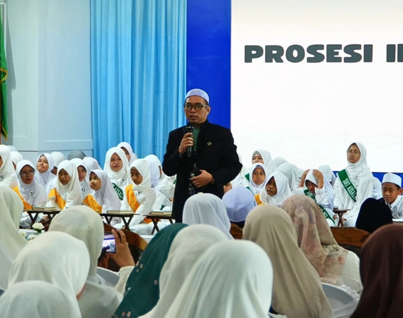 Kepala SDIT As-Salam Pelaihari menyampaikan sambutan di hadapan siswa dan wali murid pada acara Khatmul Qur’an dan Imtihan.