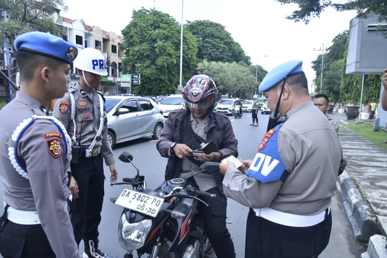 Pemeriksaan surat kendaraan anggota Polri oleh Bid Propam Polda Kalsel dalam razia disiplin personel.