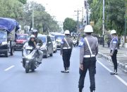Personel Bid Propam Polda Kalsel melakukan razia disiplin anggota Polri di jalan raya.