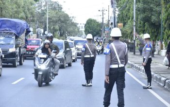Personel Bid Propam Polda Kalsel melakukan razia disiplin anggota Polri di jalan raya.