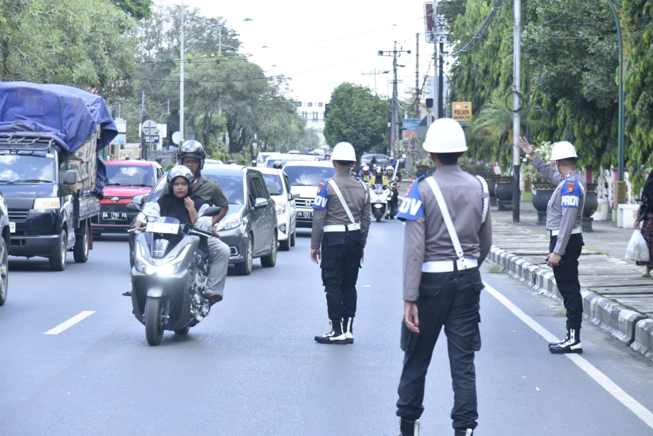 Personel Bid Propam Polda Kalsel melakukan razia disiplin anggota Polri di jalan raya.