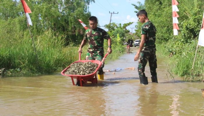 Kodim 1009 Tanah Laut Perbaiki Jalan Desa Demi Kelancaran Distribusi Material Jembatan Garuda