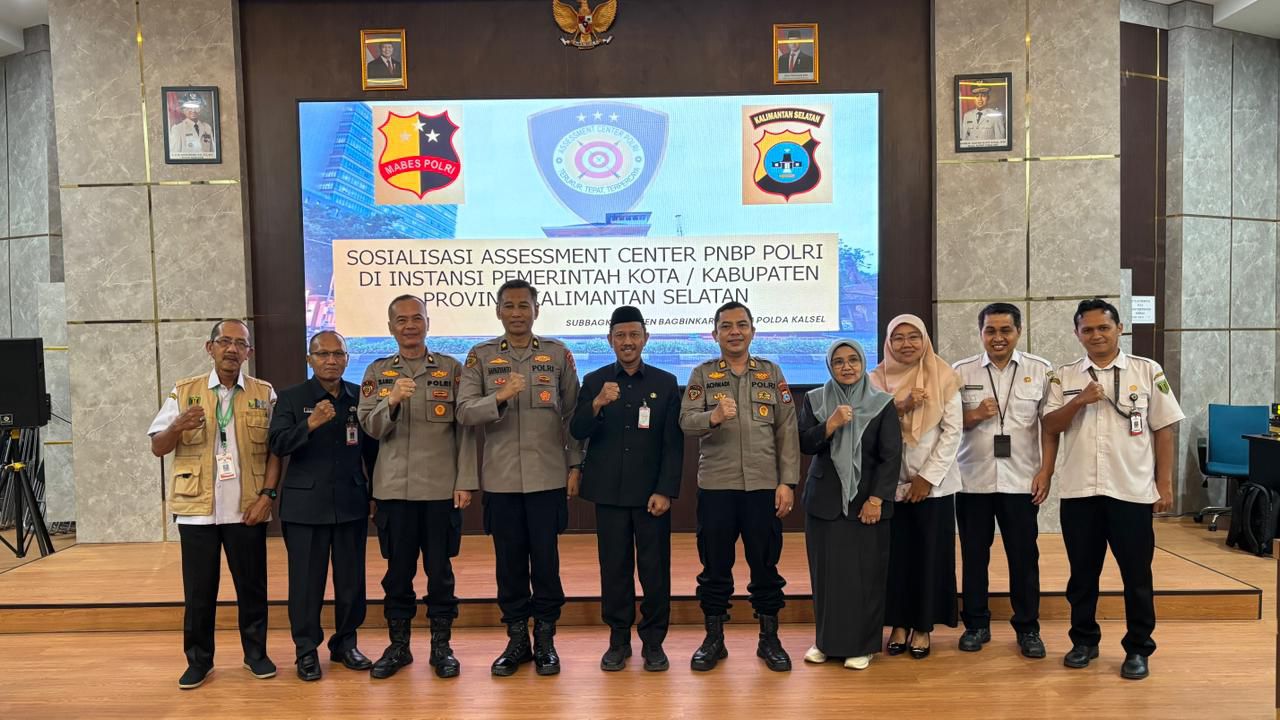 Personel Biro SDM Polda Kalsel dan ASN Pemkab Tabalong berfoto bersama usai kegiatan sosialisasi Assessment Center Polri 2026 di Tabalong.