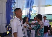 Kadisdikbud Balangan Abiji menyematkan medali kepada siswa pada acara pengukuhan dan pelepasan siswa kelas XII SMAN 2 Paringin.