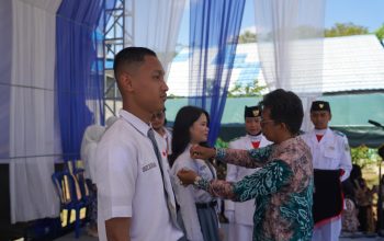 Kadisdikbud Balangan Abiji menyematkan medali kepada siswa pada acara pengukuhan dan pelepasan siswa kelas XII SMAN 2 Paringin.