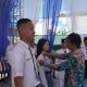 Kadisdikbud Balangan Abiji menyematkan medali kepada siswa pada acara pengukuhan dan pelepasan siswa kelas XII SMAN 2 Paringin.