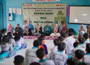 Petugas DKP3 Balangan memberikan edukasi program B2SA Goes to School kepada siswa SMA Negeri 2 Halong terkait pola makan sehat dan pencegahan stunting.
