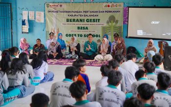 Petugas DKP3 Balangan memberikan edukasi program B2SA Goes to School kepada siswa SMA Negeri 2 Halong terkait pola makan sehat dan pencegahan stunting.
