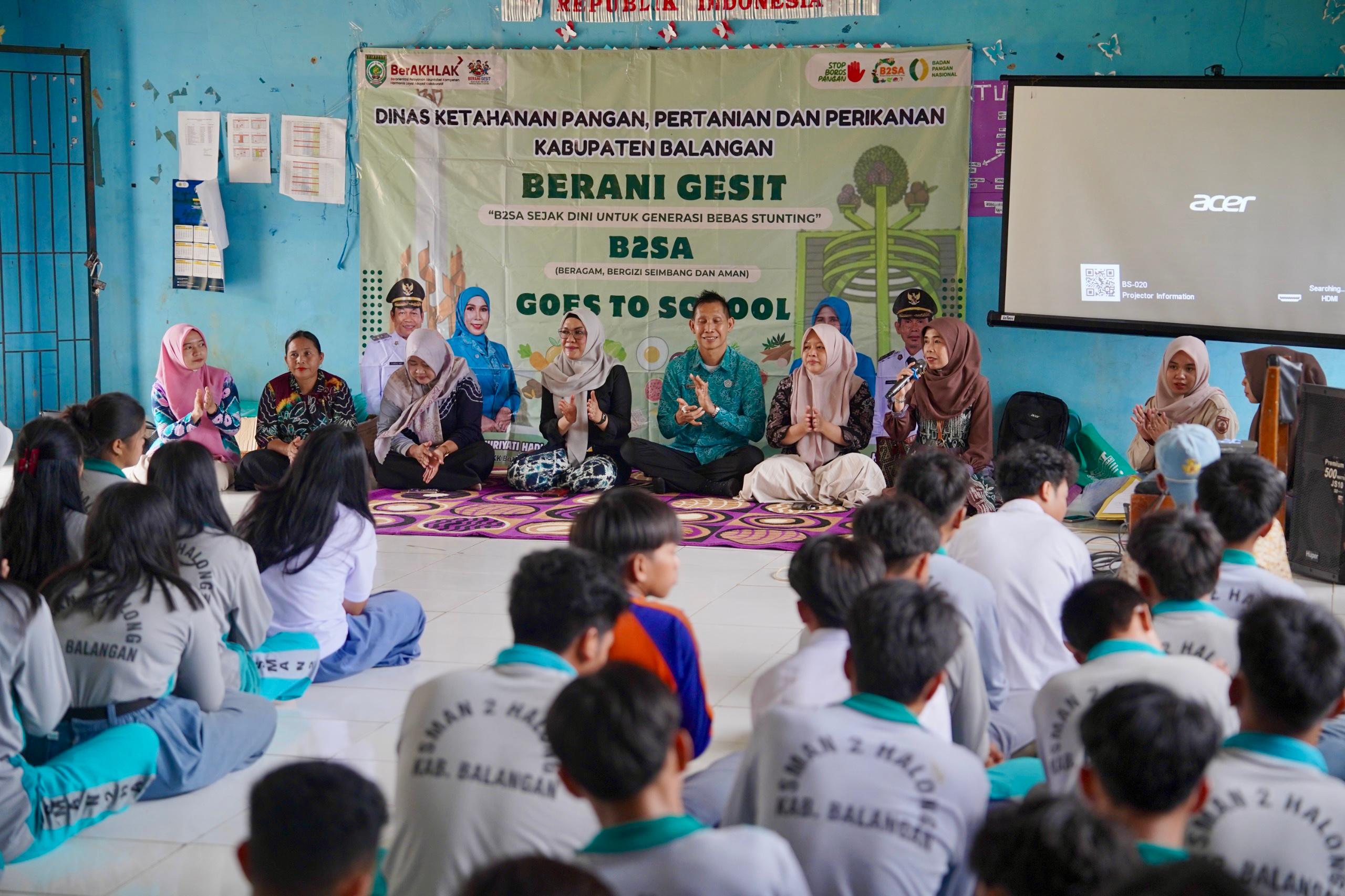 Petugas DKP3 Balangan memberikan edukasi program B2SA Goes to School kepada siswa SMA Negeri 2 Halong terkait pola makan sehat dan pencegahan stunting.