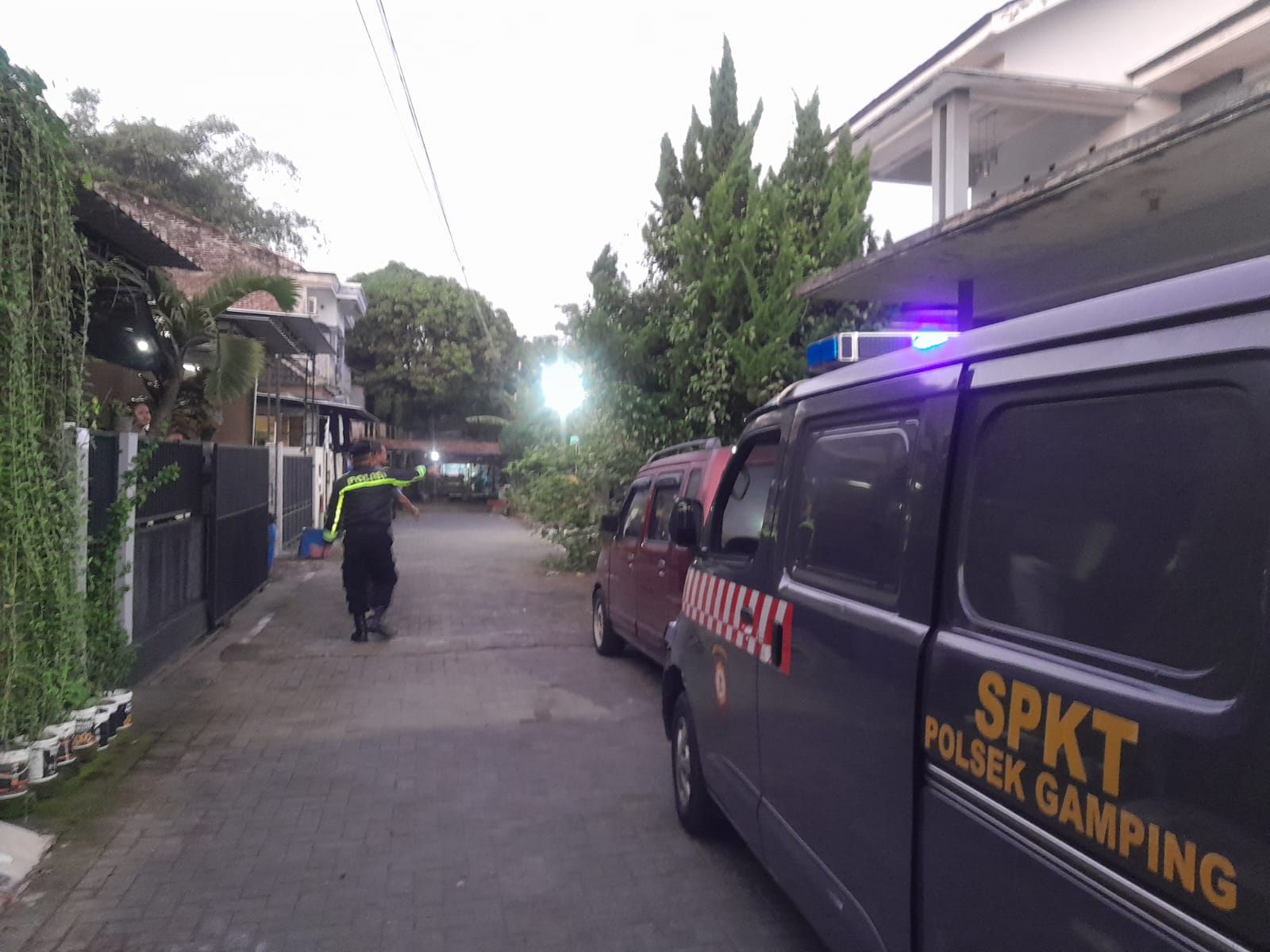 Mobil patroli dan personel Polsek Gamping berada di lokasi percobaan pencurian rumah di Sleman.