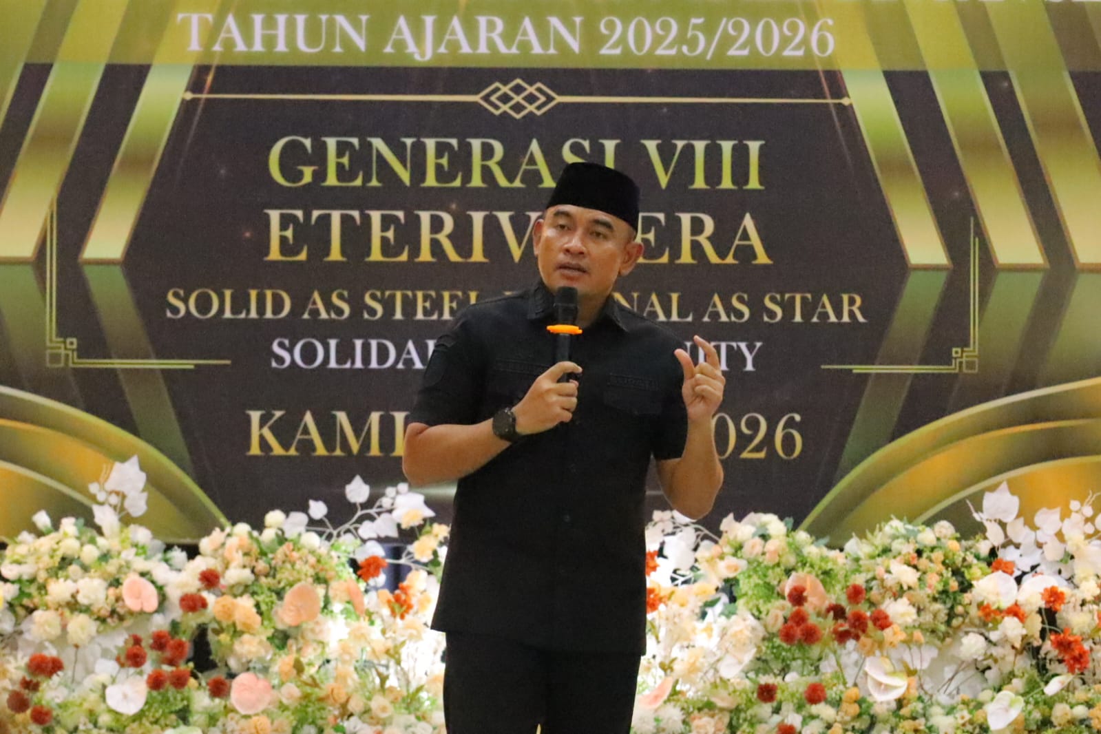 Bupati Tanah Laut Rahmat Trianto menyampaikan sambutan pada acara pelepasan siswa MAN IC Tanah Laut Tahun Ajaran 2025/2026 di Pelaihari.