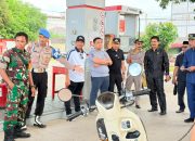 Anggota DPRD Tanah Bumbu bersama aparat dan pengawas SPBU memantau pengisian BBM subsidi di SPBU Pagatan.