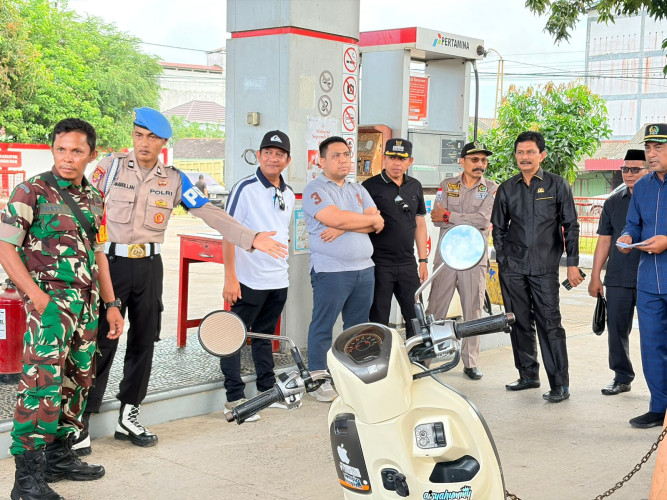 Anggota DPRD Tanah Bumbu bersama aparat dan pengawas SPBU memantau pengisian BBM subsidi di SPBU Pagatan.