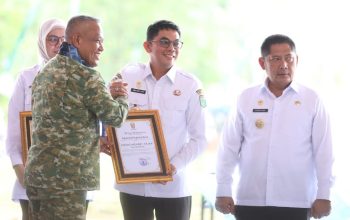 Bupati Andi Rudi Latif Terima Penghargaan Kasad atas Dukungan Pembangunan Kodam Kalsel