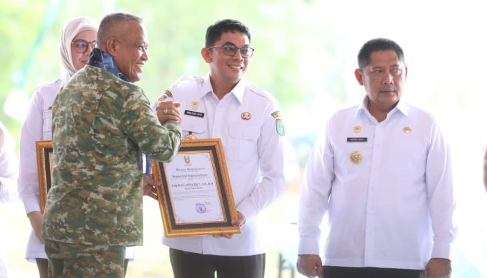 Bupati Andi Rudi Latif Terima Penghargaan Kasad atas Dukungan Pembangunan Kodam Kalsel