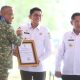 Bupati Tanah Bumbu Andi Rudi Latif menerima piagam penghargaan dari TNI AD pada kegiatan groundbreaking pembangunan Kodam Lambung Mangkurat di Banjarbaru