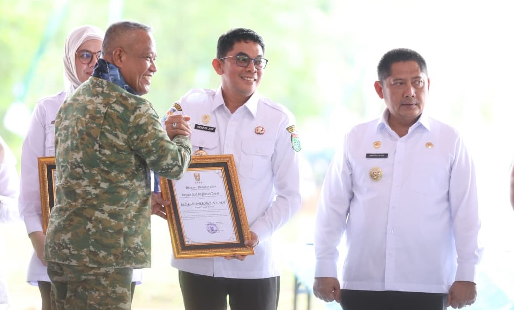 Bupati Tanah Bumbu Andi Rudi Latif menerima piagam penghargaan dari TNI AD pada kegiatan groundbreaking pembangunan Kodam Lambung Mangkurat di Banjarbaru