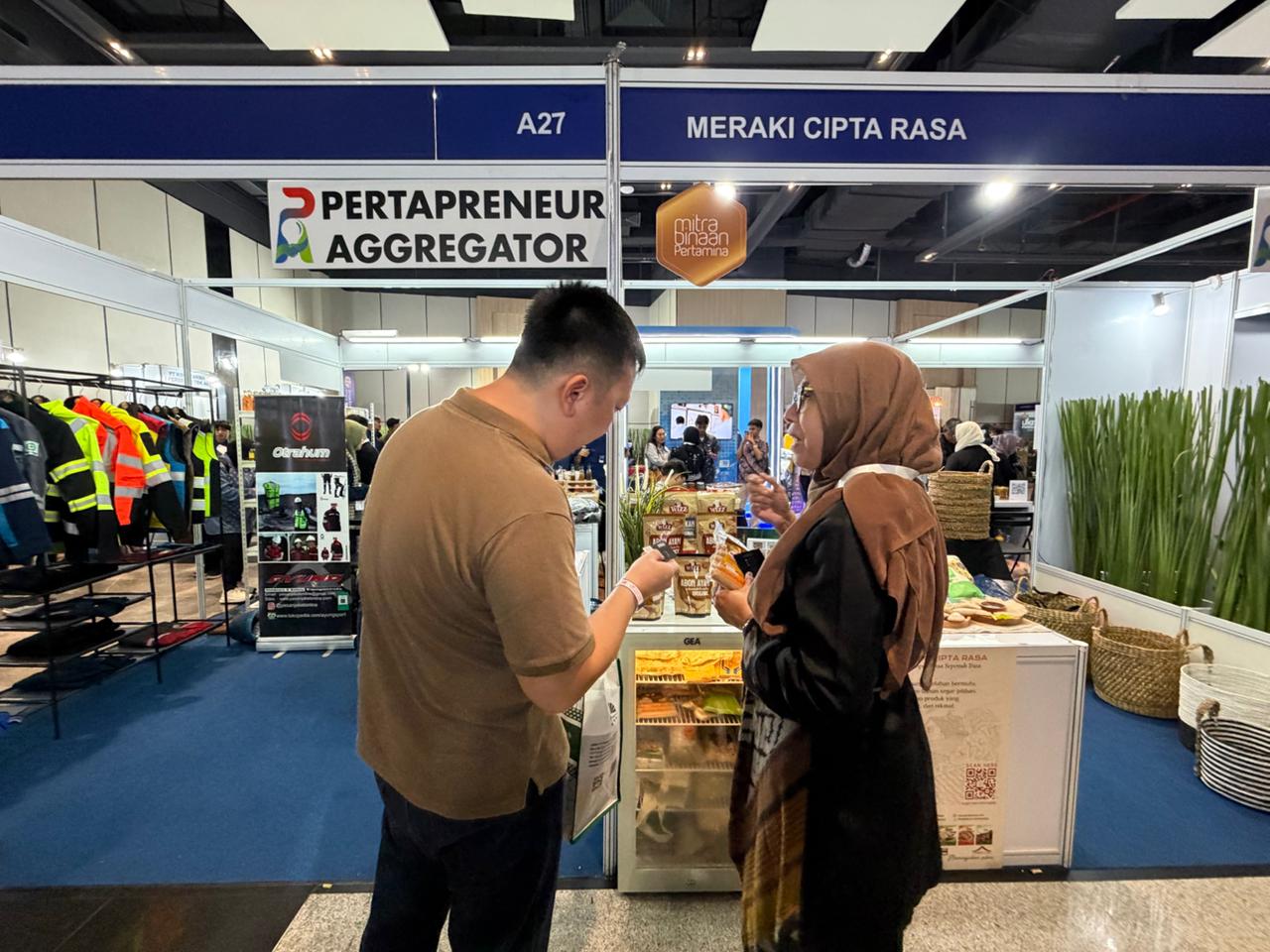 Booth UMKM binaan Pertamina menampilkan produk lokal dalam pameran Inabuyer B2B2G Expo 2026 di Jakarta.