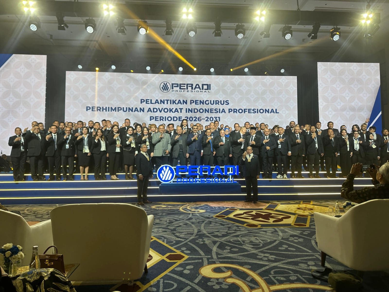 Jajaran pengurus PERADI Profesional periode 2026–2031 mengikuti pelantikan dan foto bersama di Jakarta