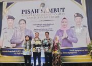 Pejabat lama dan baru Kantor Pertanahan Kotabaru bersama keluarga berfoto pada acara pisah sambut di Hotel RUMA, Kotabaru.