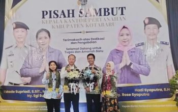 Pejabat lama dan baru Kantor Pertanahan Kotabaru bersama keluarga berfoto pada acara pisah sambut di Hotel RUMA, Kotabaru.